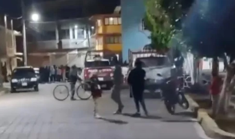 ¡Casi las linchan! Vecinos ven a 3 mujeres robando duraznos y las amenazan con matarlas