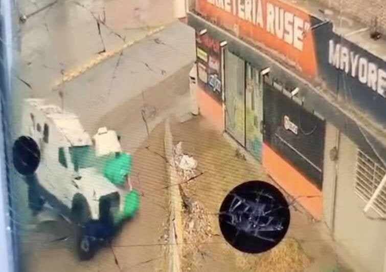 VIDEO Captan cómo camioneta de valores casi aplastó a taxi contra negocio