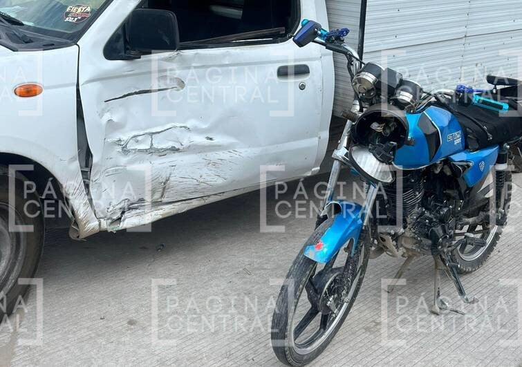 Papá iba con su pequeño de dos años en la moto en León y se estrella contra una camioneta