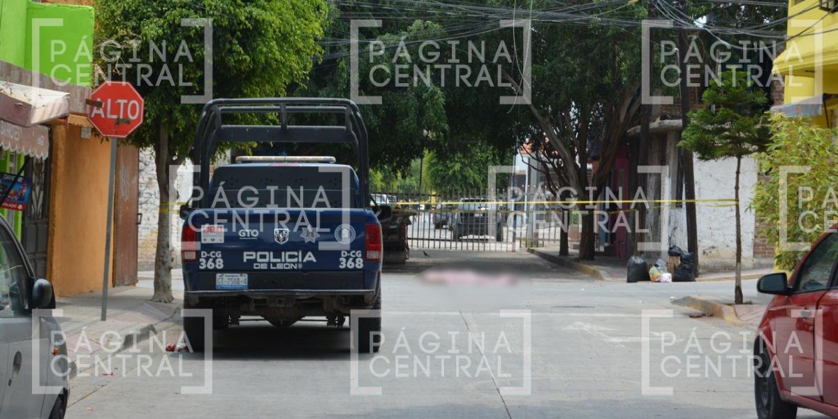 VIDEO Vecinos ven cómo sicarios persiguen a hombre y lo matan al dispararle 7 veces