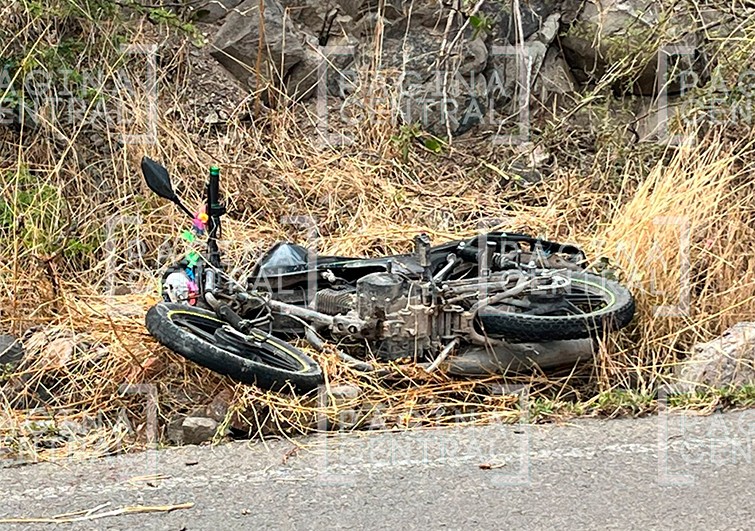 Motociclista derrapa y choca contra muro de piedra; conducía presuntamente ebrio