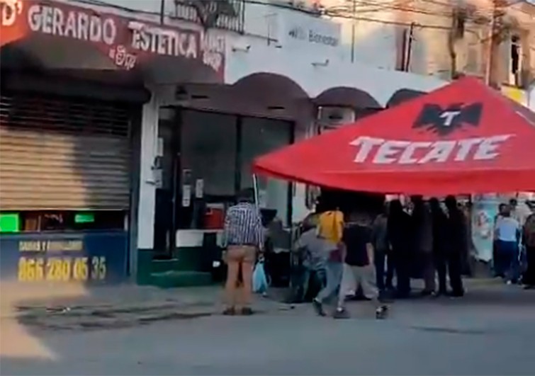 Asesina a su exesposa en un banco y luego se apuñala con la misma navaja