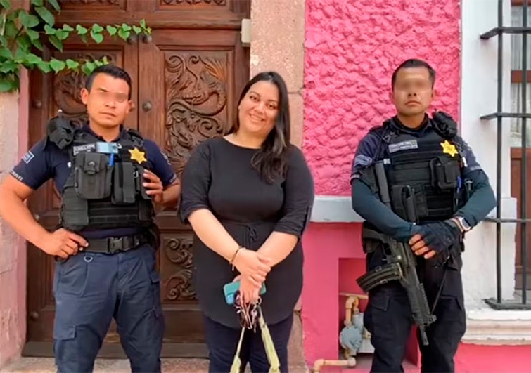 VIDEO Reporta robo de su auto y moviliza a la policía; solo olvidó dónde lo estacionó
