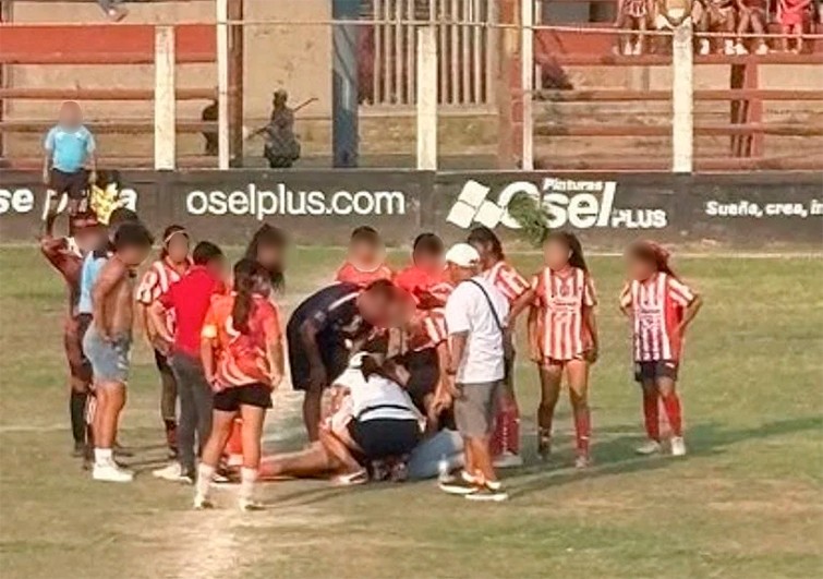 Jovencita de 15 años se desploma durante un partido de futbol y muere