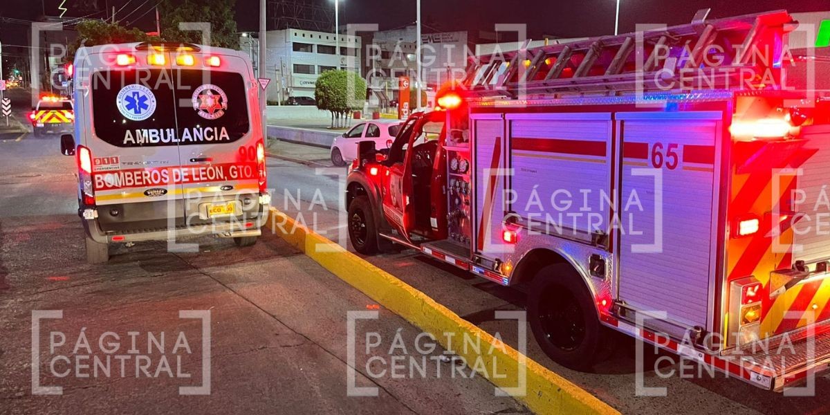 ¡Aparatoso accidente! Nissan choca contra muro de contención cerca de la T1