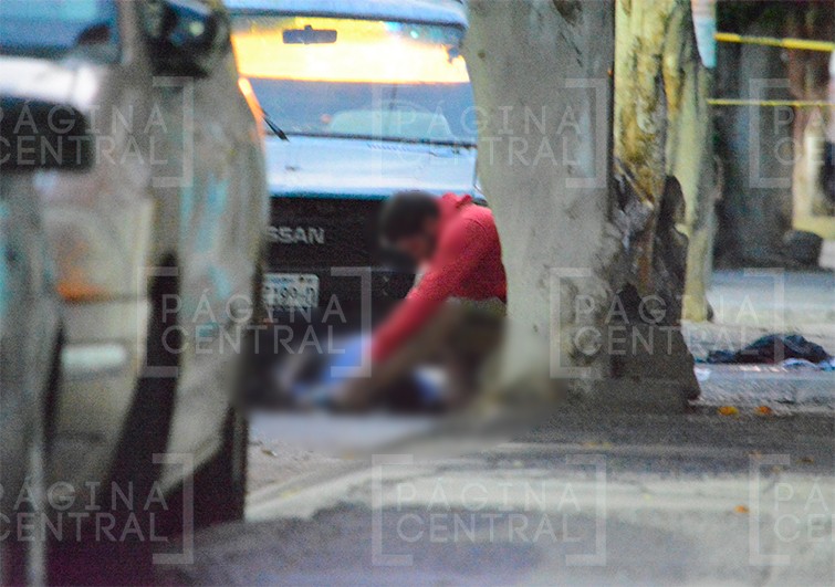 Balean a dos hombres, uno fallece en la calle y el otro fue llevado al hospital