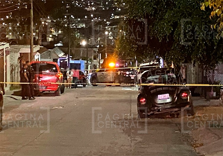 Hombre es baleado por sujetos en motocicleta; vecinos lo hallan tirado en la calle