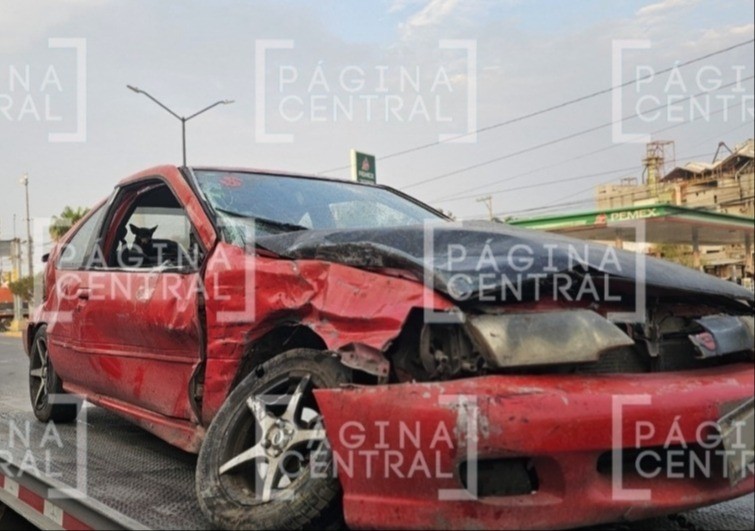 Conductor da vuelta prohibida, lo choca camioneta de personal y lo avienta a vías del tren