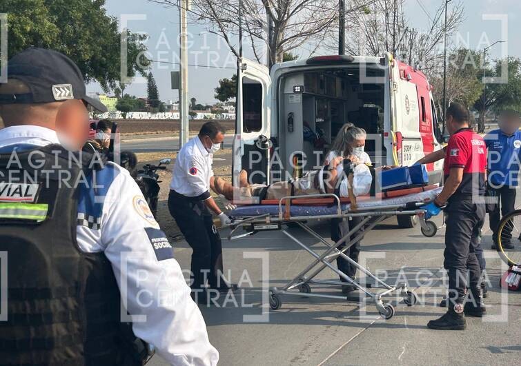 Grave ciclista al chocar con moto frente a Walmart; auxilia ambulancia que pasaba por ahí