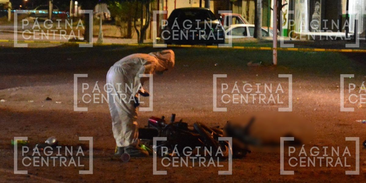 Salió proyectado: Muere motociclista adolescente al chocar con auto que invadió carril