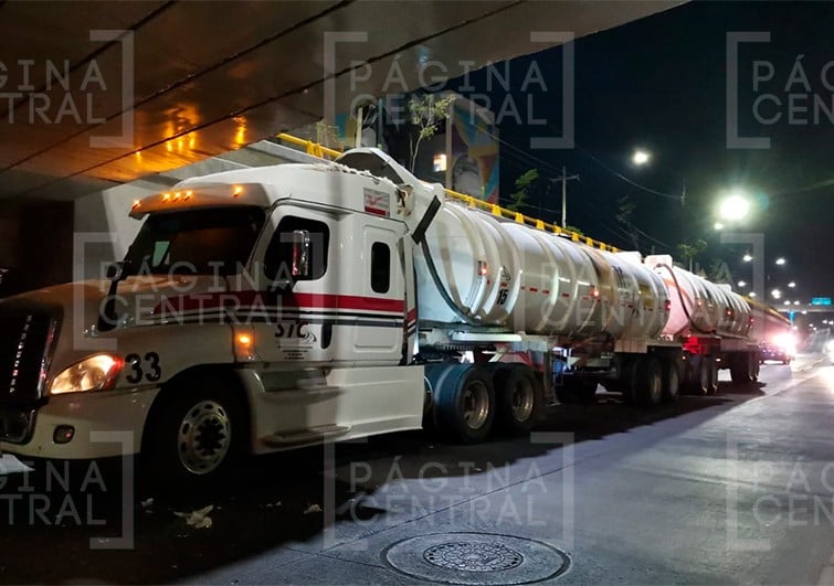 Tráiler de doble remolque queda atorado en puente del Malecón del Río y colapsa el tráfico