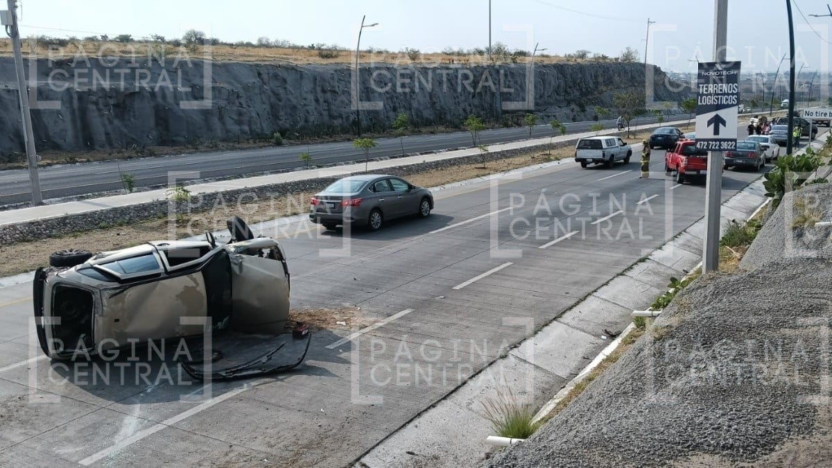 ¡Doble volcadura! Mujer intenta rebasar, le pega por atrás a auto y vuelcan los dos