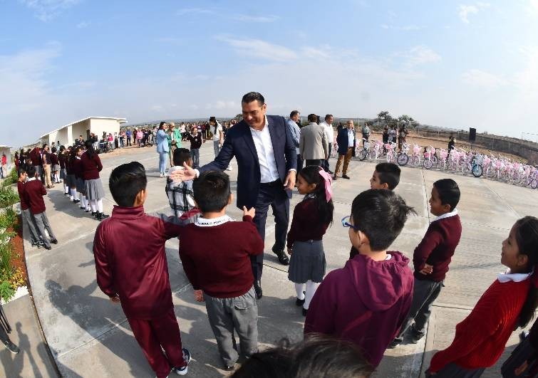 Mauricio Trejo inaugura primaria en fraccionamiento La Esmeralda y reparte bicicletas