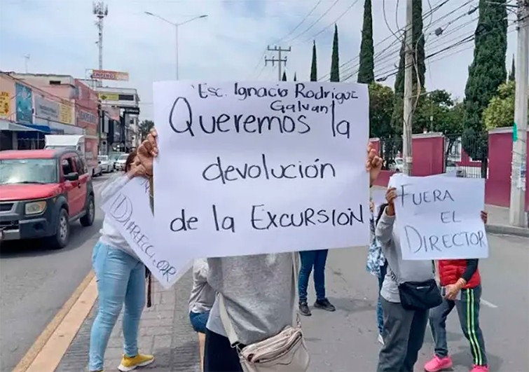Acusan a director de quedarse con dinero de viaje escolar; bloquean avenida en protesta