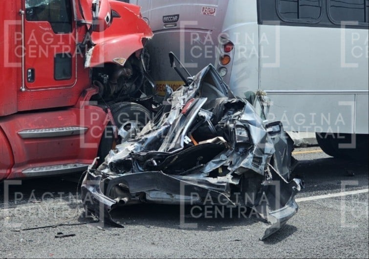 “¡Eso fue un milagro!” Tráiler se lleva al menos 7 vehículos al no poder frenar en retén