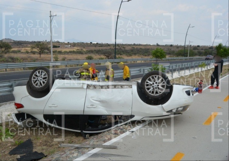 ¡Día de volcaduras! Iba a exceso de velocidad, pierde control ¡y se va contra ciclovía!