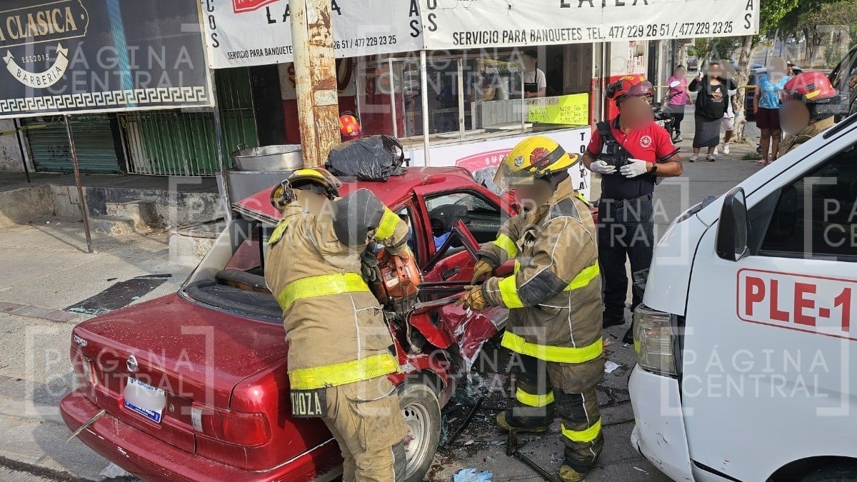 “¡Es mi hermana, ayudaaa!” Dos adultos quedaron prensados en fuerte choque con camioneta
