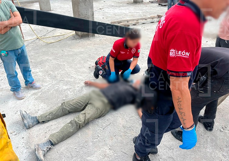 Viga de 300 kilos se desprende de grúa que la cargaba y golpea en la cara a obrero