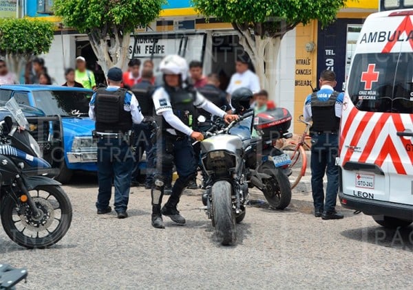 Motociclistas huyen de la policía; patrulla les cierra el paso, chocan y salen volando