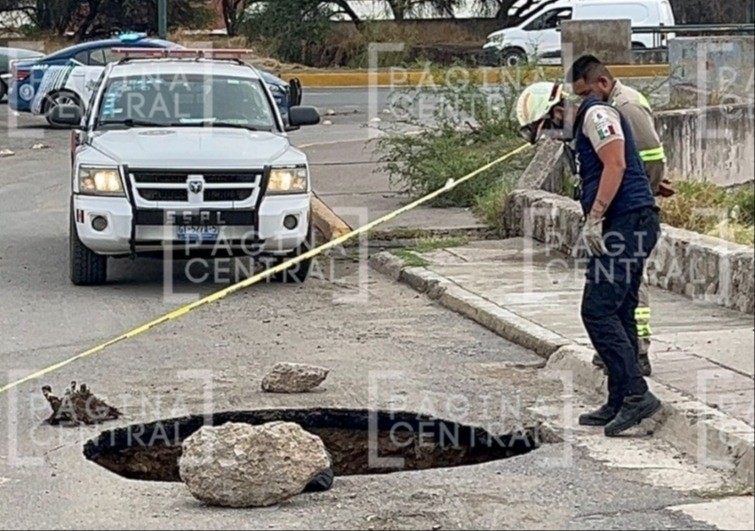 ¡Socavón! Ten cuidado porque con el aguacero se formó un gran hoyo en esta zona de León