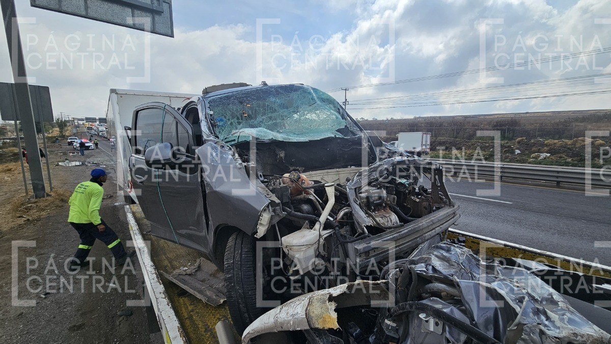 ‘Así acabó noche de fiesta’, pasajeros de Beat terminan prensados tras chocar con camión