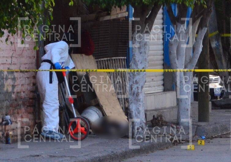 Motosicarios asesinan a otro hombre que estaba sentado afuera de su casa