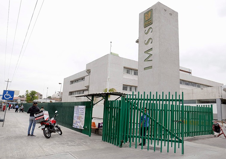 Niño termina hospitalizado tras broma escolar, le dieron un vaso con agua y tinta