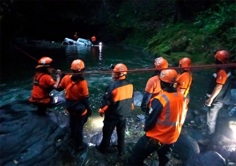 Patrulla de policía cae a un barranco y termina en el río; dos oficiales murieron