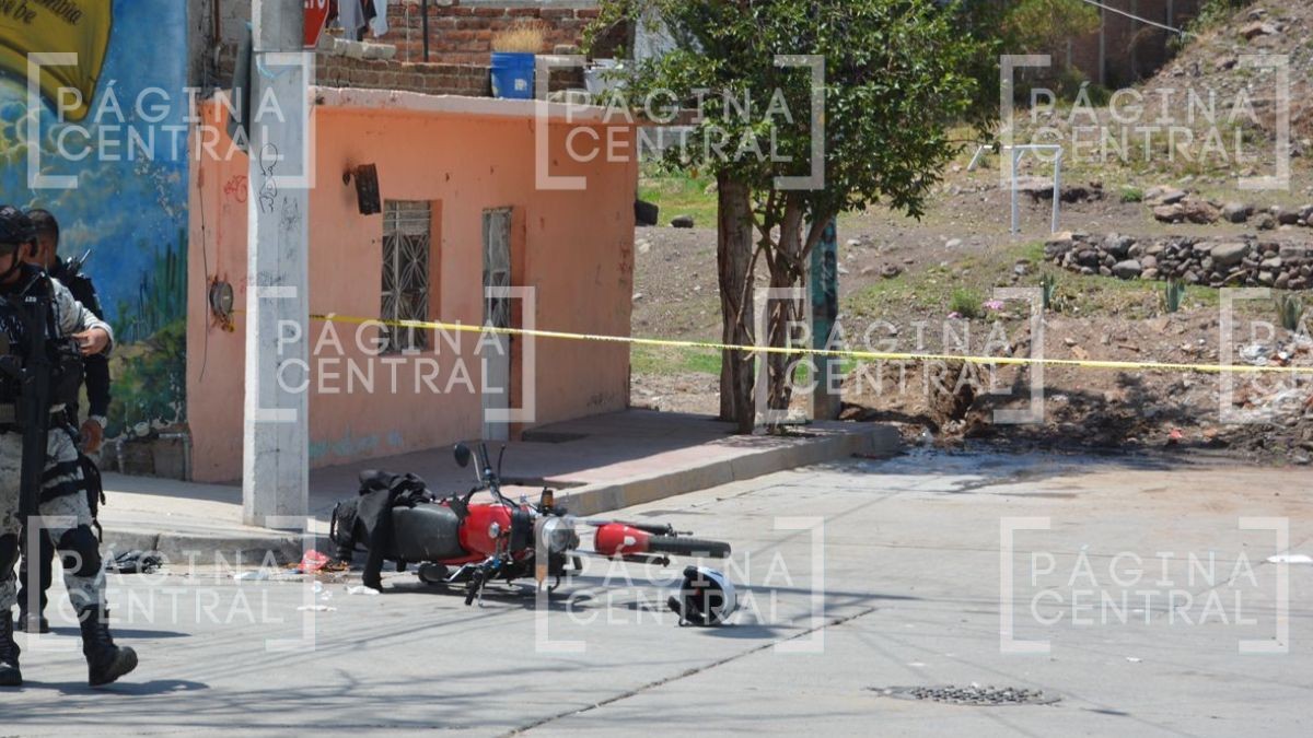 VIDEO Recibió ‘lluvia de balas’: Sicarios interceptan a motociclista y lo atacan