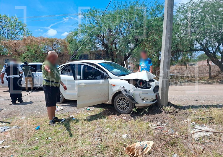 Vehículo con familia a bordo choca contra poste de luz; dos niñas resultan lesionadas