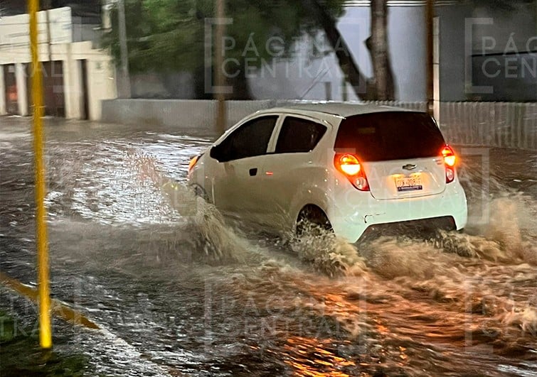 Fuertes lluvias ocasionan encharcamientos y cierres viales en varias zonas de León