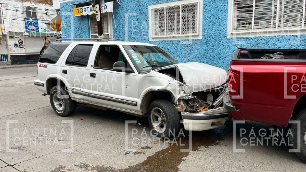 Hasta atropelló a menor: Hombre roba camioneta en Centro Max y protagoniza persecución 