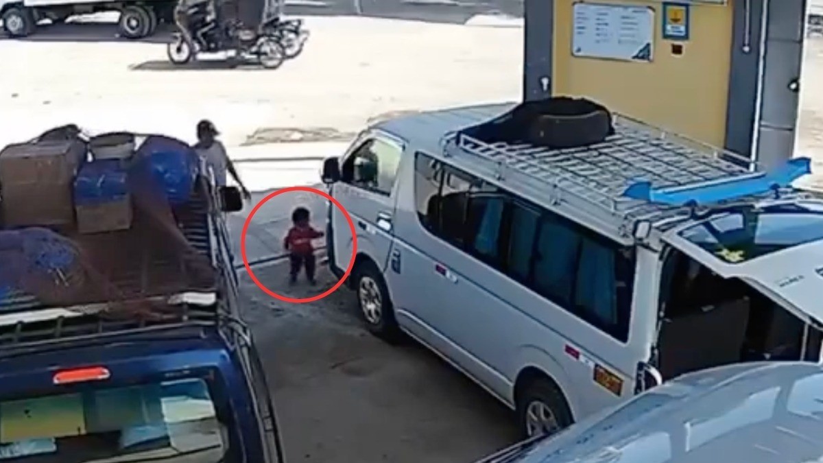 VIDEO “¡Mi hijo está vivo!” Bebé corrió detrás de un gatito y murió atropellado por combi