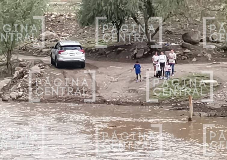 Mujer evita que camioneta caiga a caudaloso río; ¡jóvenes que jugaban cerca la ayudaron!