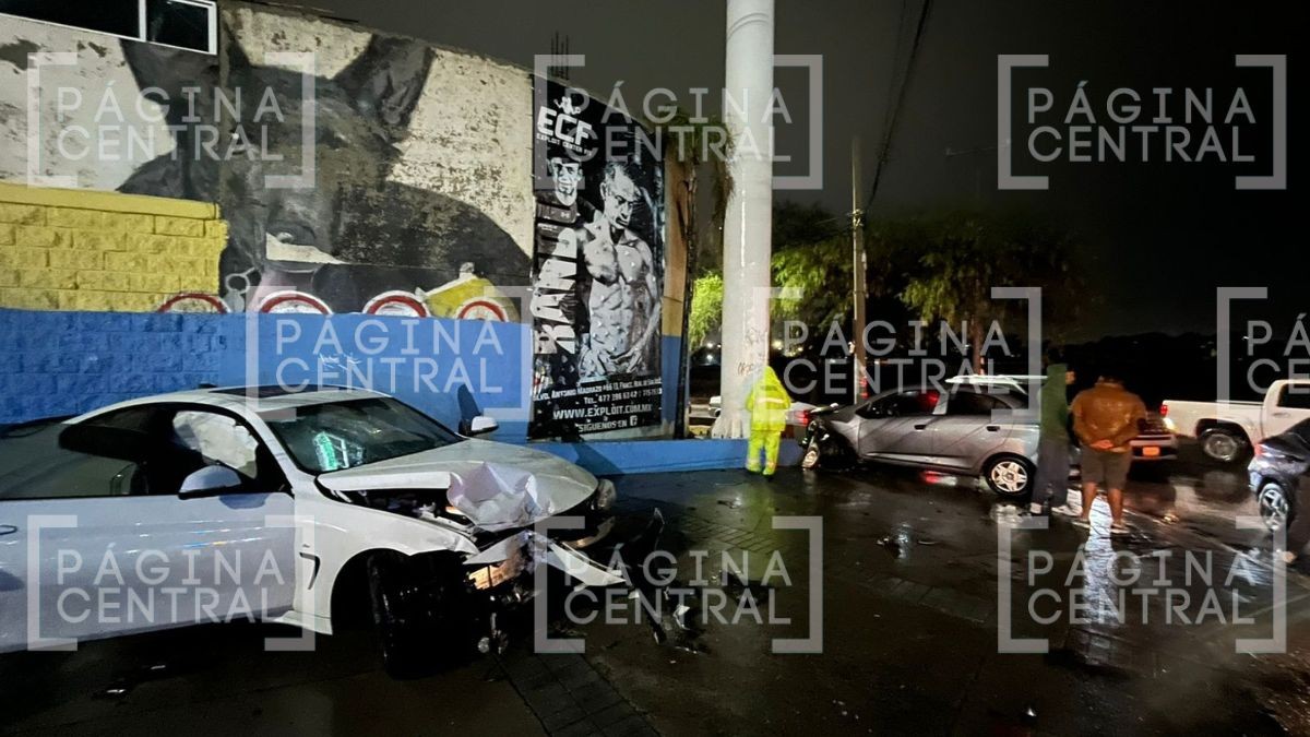 Iba a exceso de velocidad: BMW derrapa y choca contra auto familiar, un Uber y poste