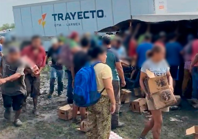 VIDEO Captan a decenas de personas llevándose cartones de cerveza de camión accidentado