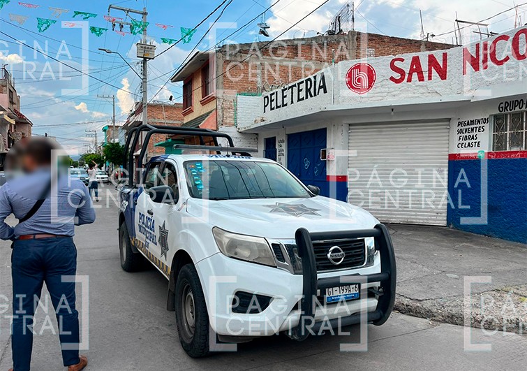 Lo ejecutan mientras caminaba; disparos alcanzan a otra persona afuera de una peletería