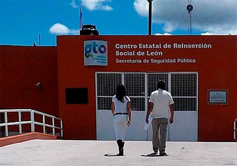 Familiares de internos del Cereso León denuncian malos tratos y restricciones en visitas