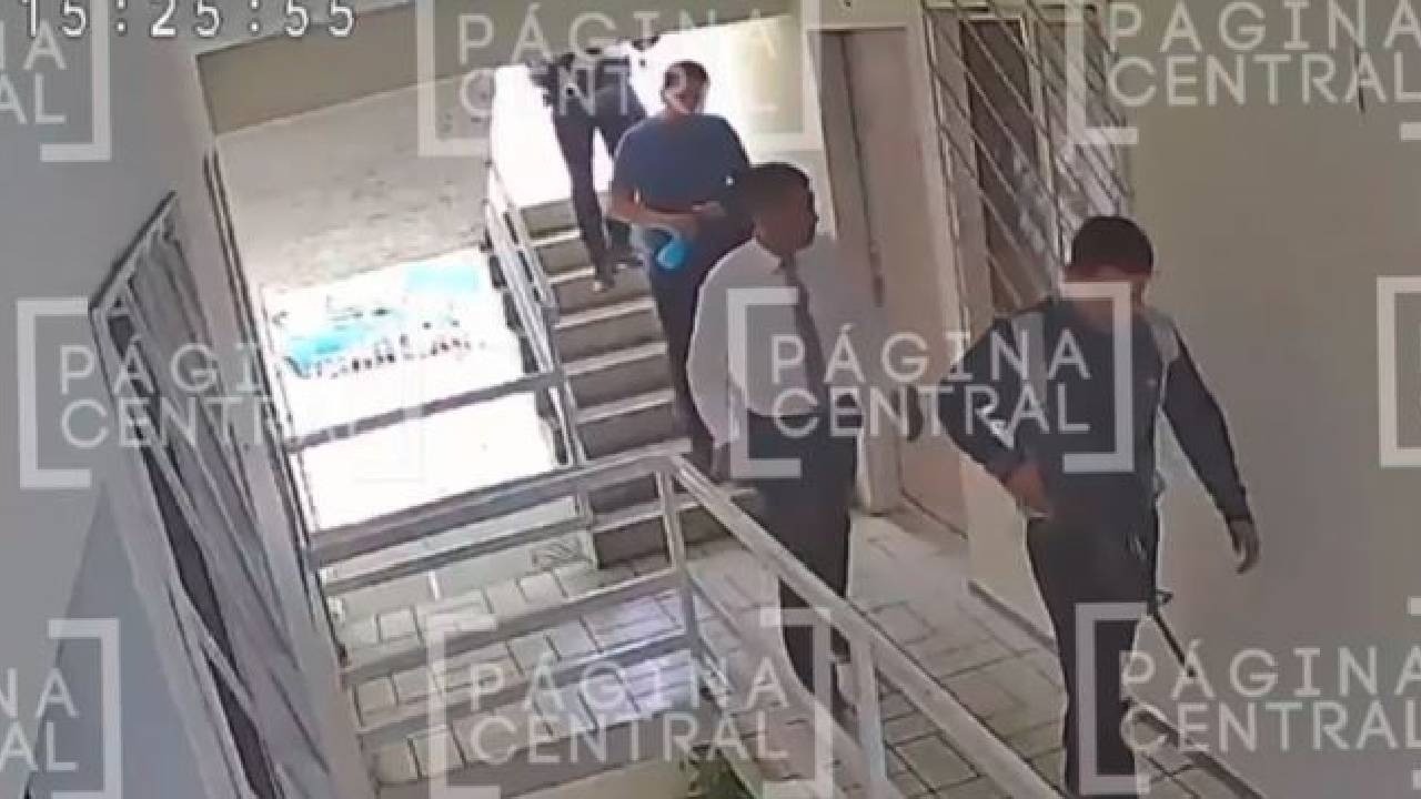 Jefe de Lorena Jacqueline habría salido de los departamentos con agentes de la Fiscalía