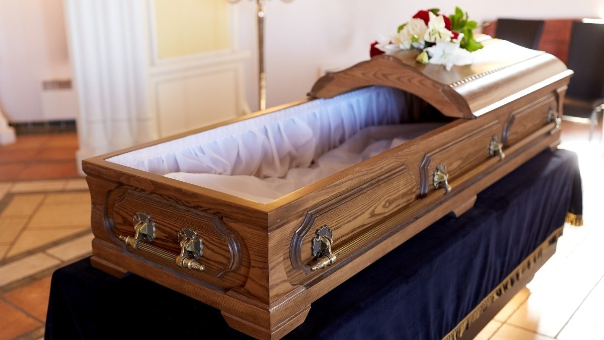 Todo estaba listo para su funeral, pero de pronto una mujer en su ataúd ¡abrió los ojos!
