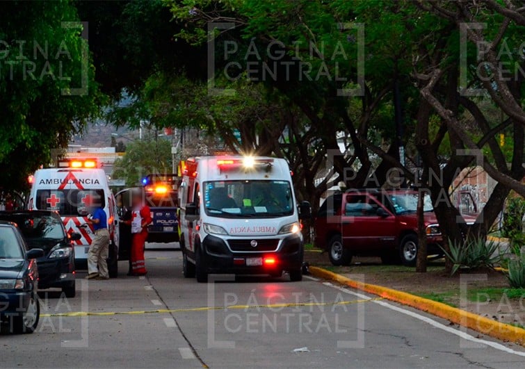Pareja es atacada a balazos mientras iban en su camioneta, escapan y chocan con árbol