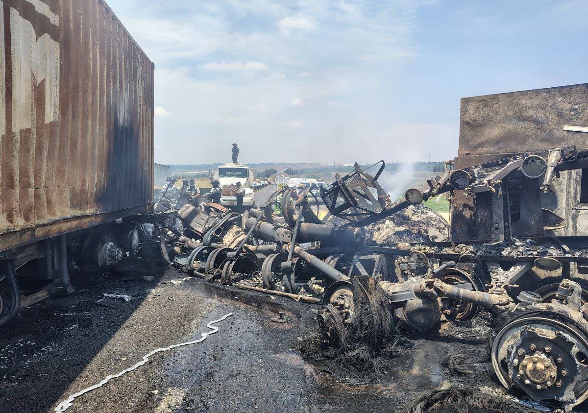 Accidente carretera Tepatitlán - Zapotlanejo; chocan tráileres y uno muere entre llamas
