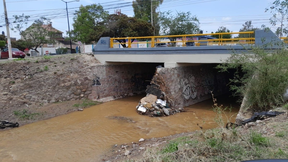 Basura amenaza con desbordar este arroyo de León; vecinos temen y piden limpieza urgente