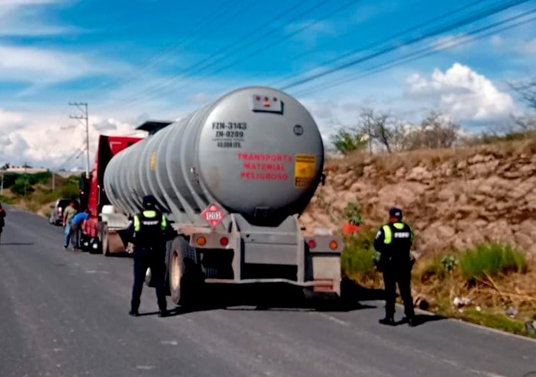 Cae tractocamión con 40 mil litros de huachicol; fuga de líquido alertó a autoridades