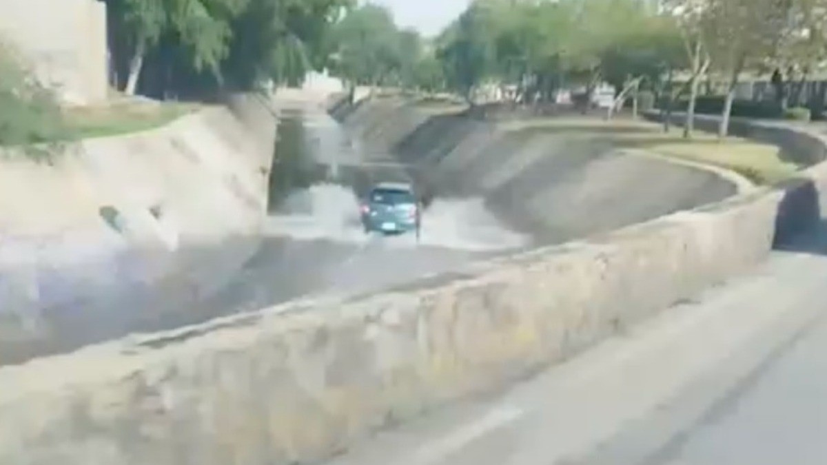 VIDEO “Cosas que pasan en el rancho de León“ ¡Graban auto por el cauce de Malecón del Río!