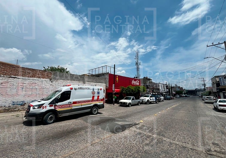 Encuentran frasco abandonado afuera de su tienda; lo que había dentro es escalofriante