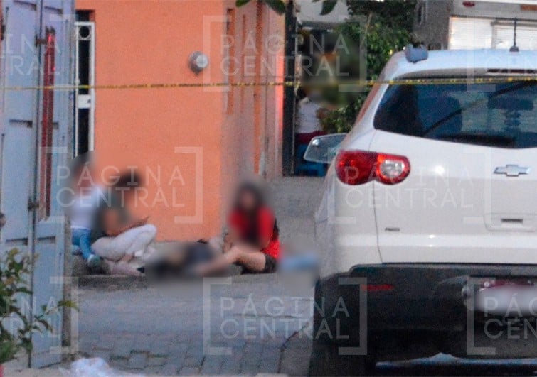 Asesinan a balazos a hombre a mitad de la calle; familia llegó y se aferró a su cuerpo