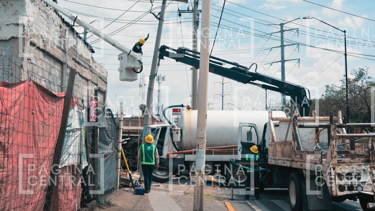 ¡Sin frenos! Pipa con falla mecánica impacta a dos autos en este bulevar de León