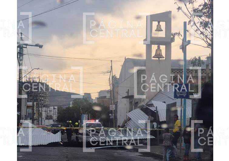 Vientos ocasionados por tormenta derriban techumbre de templo en León y dañan autos