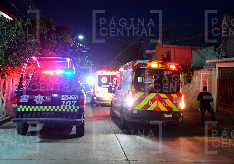 Atacan a balazos a un hombre y una mujer afuera de una casa; agresores huyeron en moto